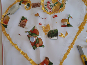 2- Inicio da montagem em saco de papel forrado com folhas A4 e delineado com saquetas de chá cortadas em franja.