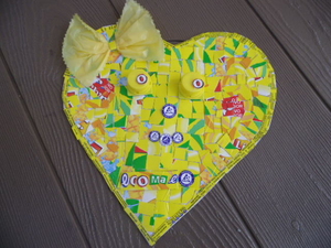 Família feliz! Coração colorido amor ao próximo, recorrendo a vários materiais reconstruir, reutilizaram e deram cor e sentido! Amar a progenitora mas o planeta que dá vida e cor!