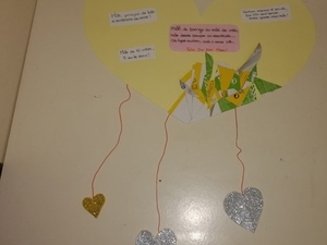 Importância da mãe no dia-a-dia, a aluna sem recursos financeiros mencionou que a mãe nunca lhe faltou com nada, e que vai poupando, reconstruindo tudo para lhe dar, de uma embalagem tetrapack reutilizada e copo! Simples gesto com muito valor!
