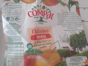 Cortamos a embalagem de modo a criar um quadrado