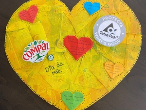 Coração Amarelo feito com embalagens tetra pak