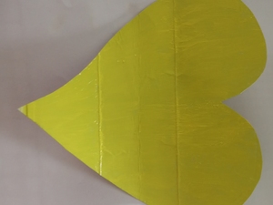 Foto 3 - Cartolina pintada de amarelo.