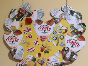 Pormenor do Coração Amarelo em que é possível ver os selos Tetra Pak Compal,