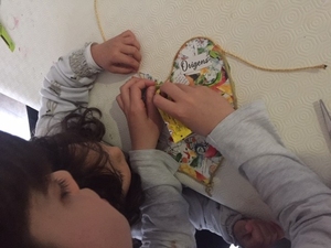 Depois de recortado o Coração numa folha reutilizada, foram aí colados os pedacinhos da embalagem tetrapak da compal.