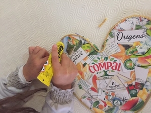 Dentro dos possíveis, tentou-se realçar a cor amarela durante a colagem dos pedacinhos da embalagem e no contorno do Coração com o fio amarelado.