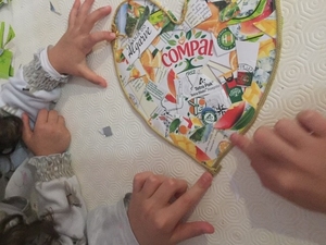 O fio amarelado contorna a totalidade do Coração, realçando a chamada de atenção para a necessidade de todos ajudarmos a proteger todas as “Mães”, incluindo a Mãe – Natureza!