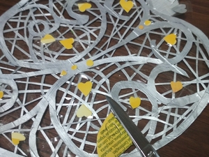 3-	Montagem e colagem (com fita cola) de todos os pormenores do coração e pormenor de pequenos corações com utilização de restos de cartão amarelo;