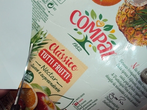 Pormenor do recorte sobre uma embalagem Tetra Pak com o molde do coração sobreposto.