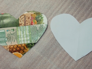 Forma do coração obtido e o respetivo molde. Esse coração em material Tetra Pak foi posteriormente coberto por cartão e pintado de amarelo.