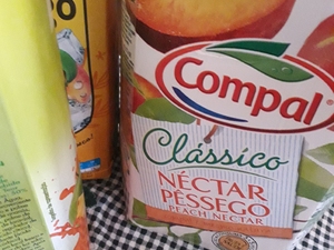 Foram utilizadas várias embalagens tetra pack.