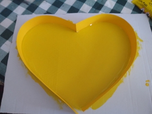 Foi feito um coração em tetra pack e pintado.
