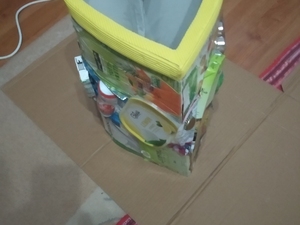 Ecoponto amarelo em forma de coração, vista anterior.