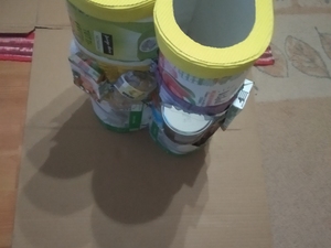 Ecoponto amarelo em forma de coração, vista posterior.