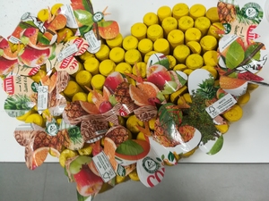Colagem das "borboletas" no coração amarelo de rolhas de cortiça, com cola quente