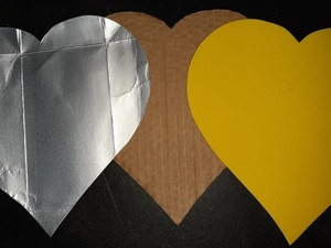Depois de desenhados os corações em papel, cartão e tetrapak, passou-se ao respetivo recorte.