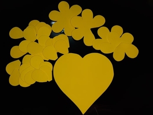Recortes da decoração: pétalas e flores.