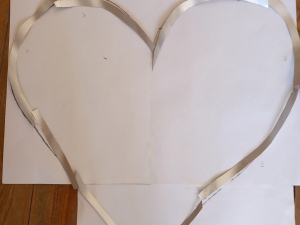 Base do coração -  contorno feito com as embalagens, para os alunos colarem as tampas.
(as tampas simbolizam as mães da nossa escola)