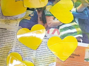 Depois de cortados os corações pequenos e pintado de amarelo um coração em papel as criançasw começaram a trabalhar