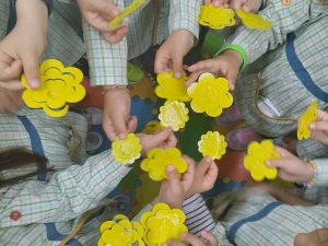 Colagem das flores à volta pintadas de amarelo