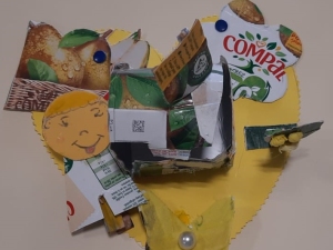 Um dos corações das crianças elaborado em 3D, onde é bem visível o pacote da Compal.