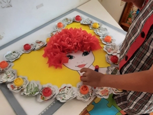 Crianças a decorar o coração amarelo com tampas de plástico.
Colagens diversas ( flores tetra pak, papel seda) e pintura.