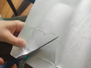 Partindo das embalagens da Compal, foi desenhado corações em que cada coração continha uma letra da palavra " MÃE".