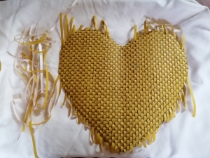 Realização do coração amarelo (base do trabalho e da mala/sacola para as compras), com tiras de plástico reutilizável. Aplicação da técnica da tapeçaria.
