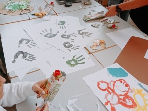 Depois passámos ao brainstorm, discutimos ideias, experimentamos tintas e materiais, e os alunos acharam que o que melhor que os poderia representar seriam as suas mãozinhas, através da estampagem e fizeram os desenhos das “mães”.