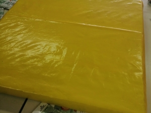 A base de esferovite forrada de amarelo.
