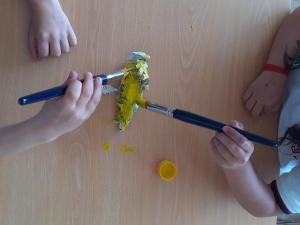 Os representantes da Eco-Escolas das salas da Pré 4 anos e Pré C mista, pintaram as pétalas da flor, com tinta amarela.